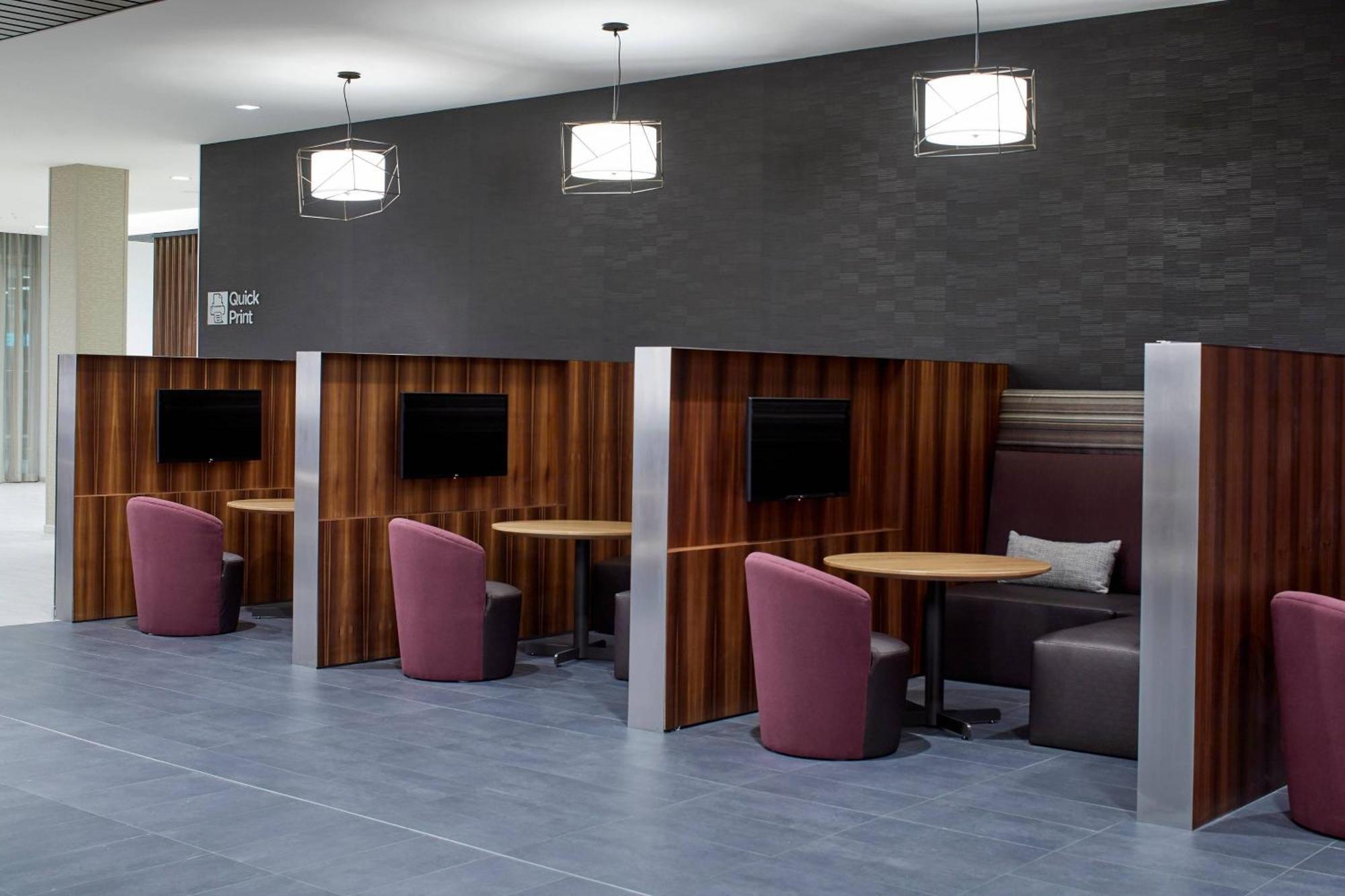 Courtyard By Marriott Airport Hotel