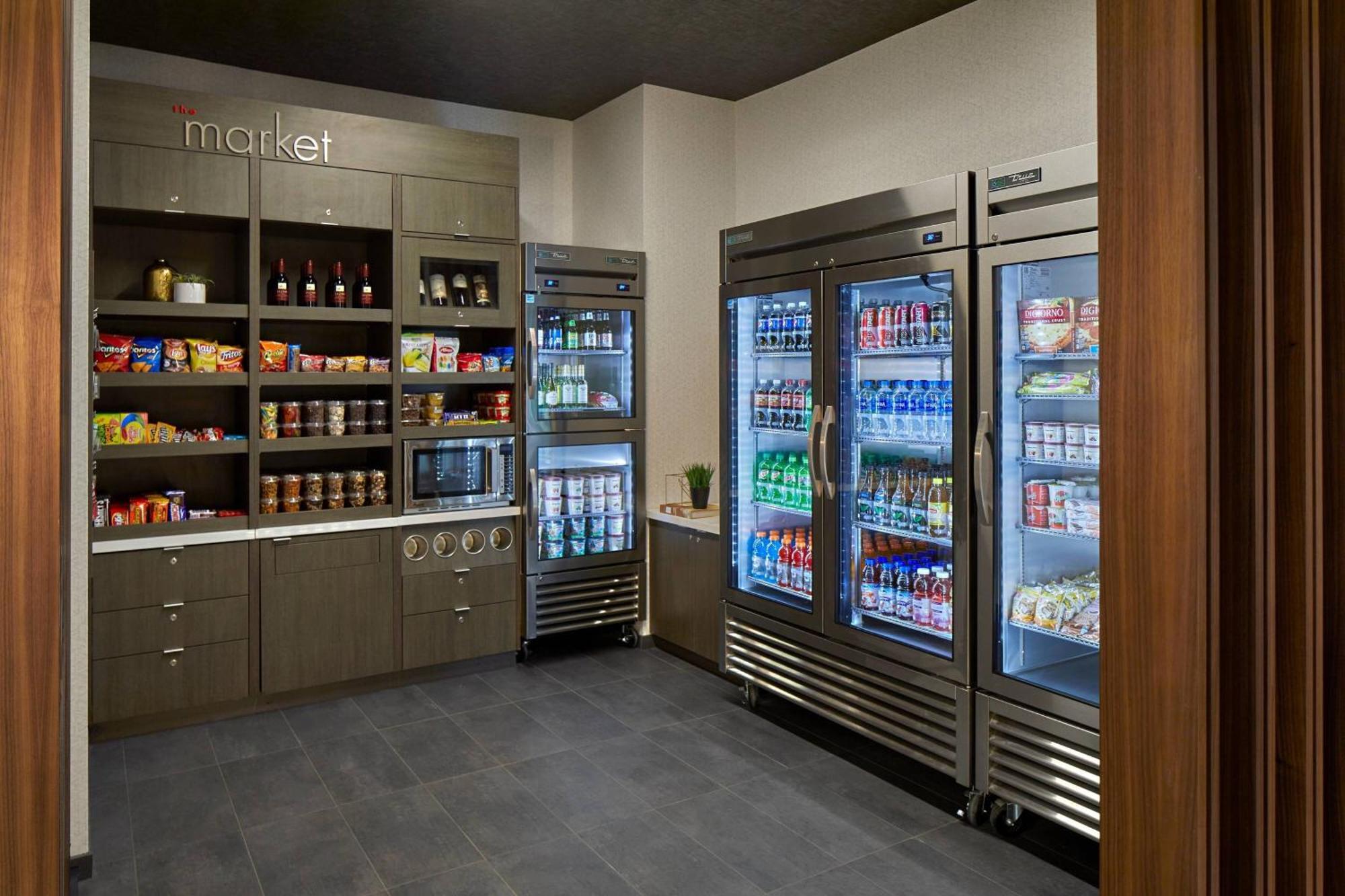 Hotel Courtyard By Marriott Airport