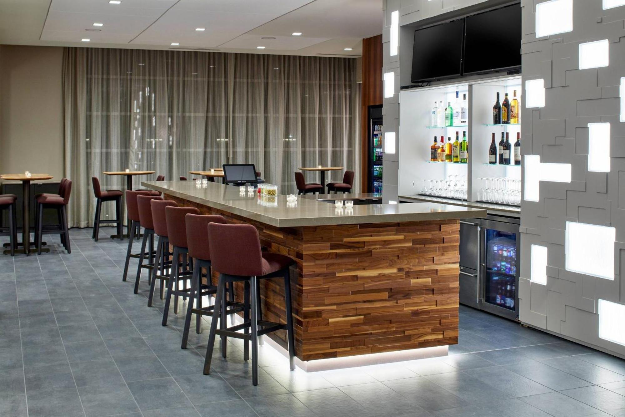 Courtyard By Marriott Airport Albany