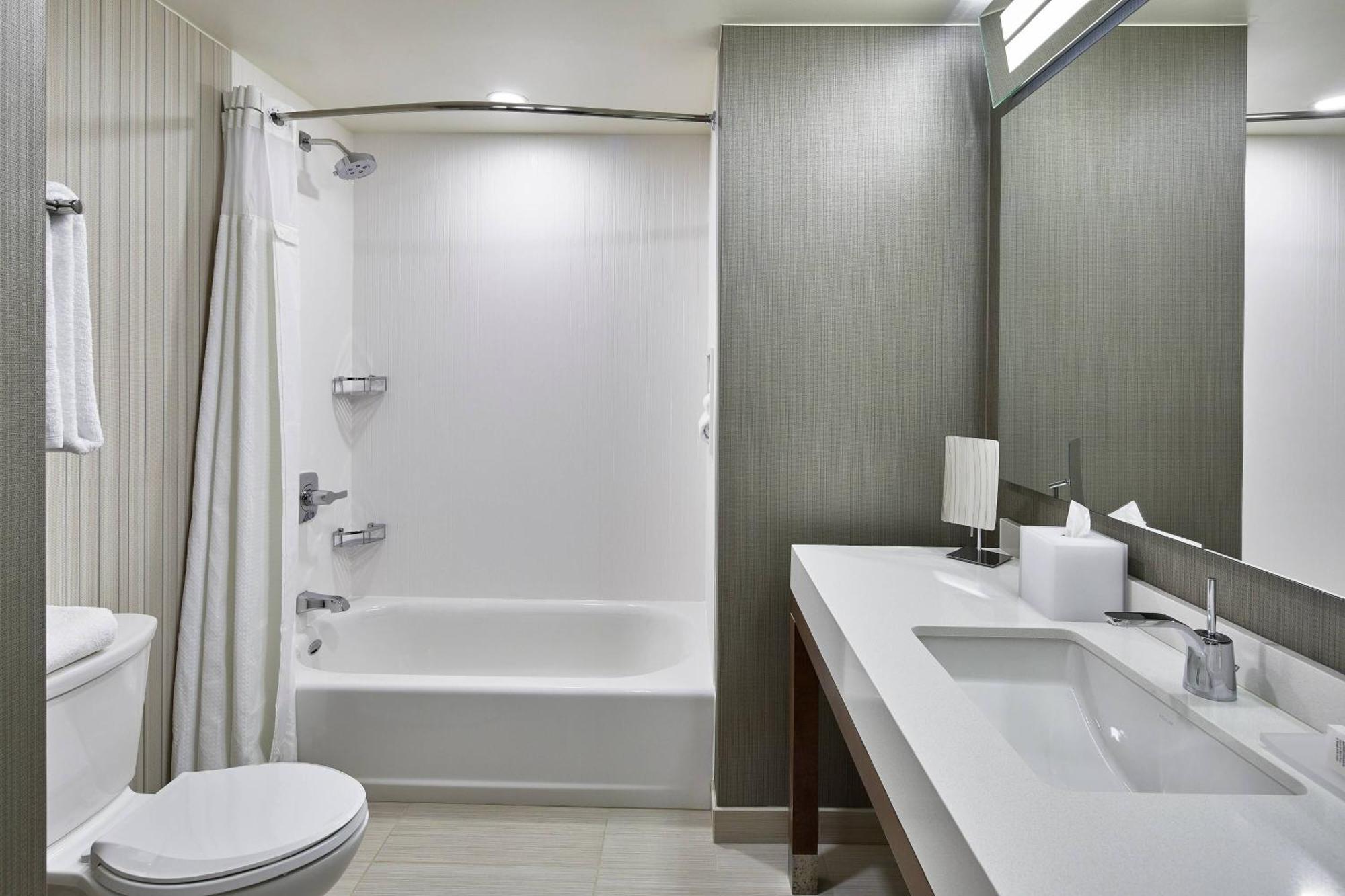 Courtyard By Marriott Airport