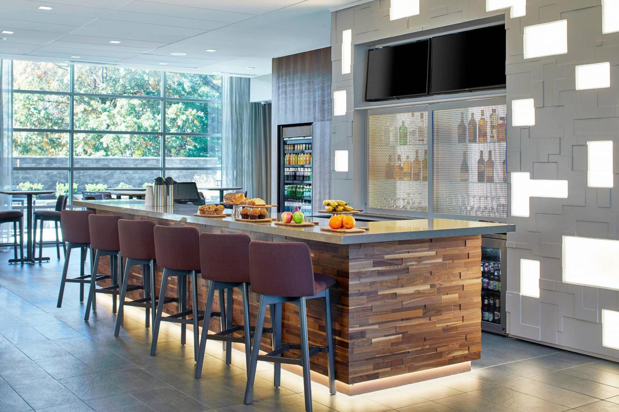 Courtyard By Marriott Airport