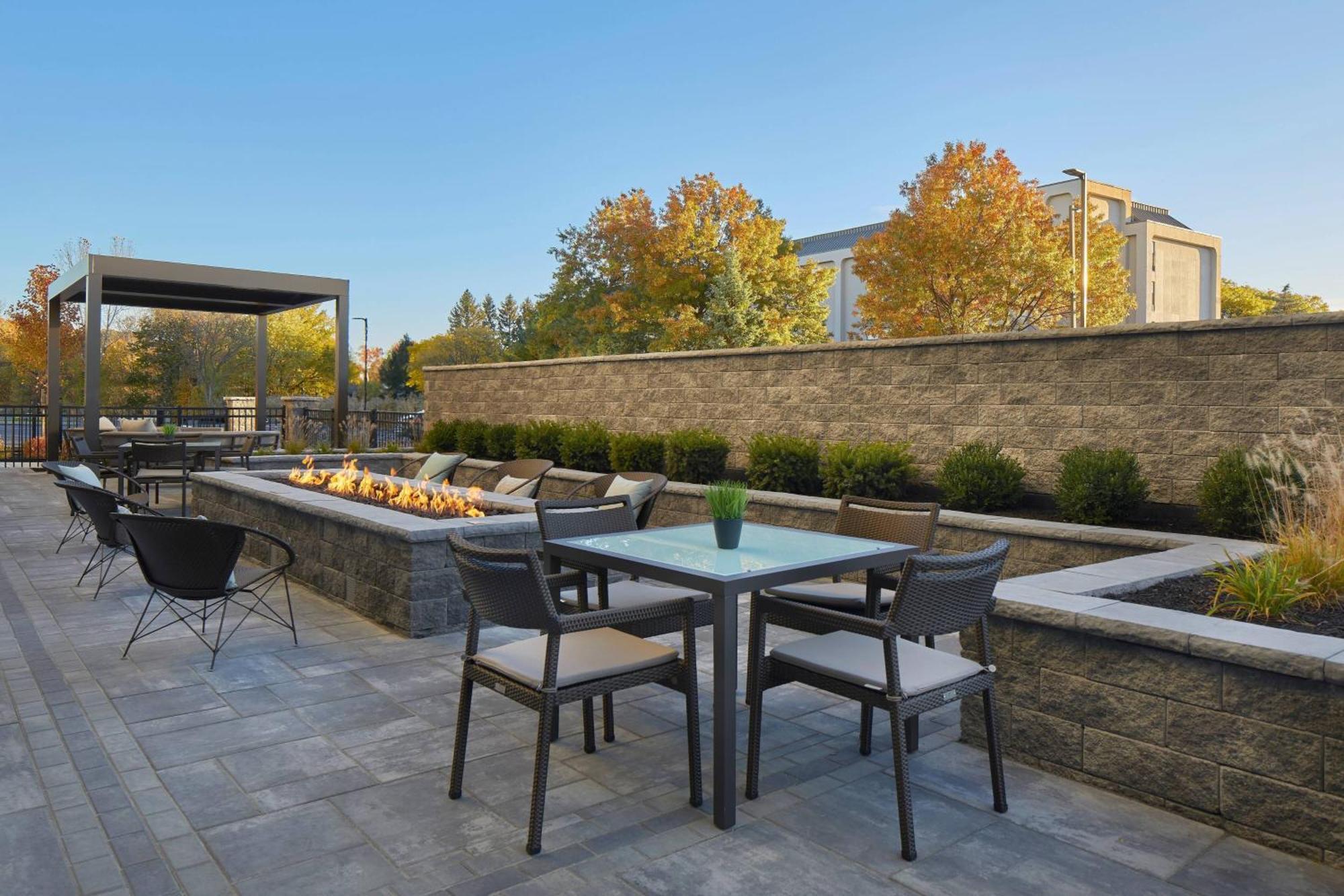 Courtyard By Marriott Airport