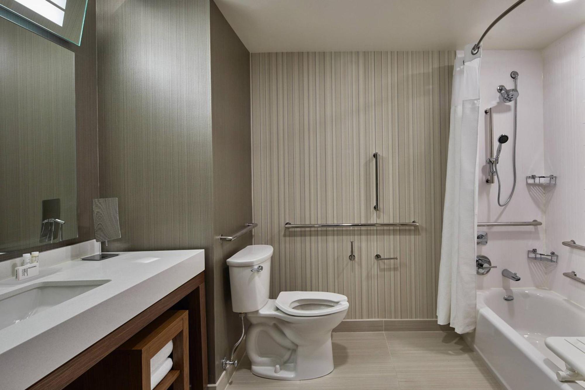 Hotel Courtyard By Marriott Airport