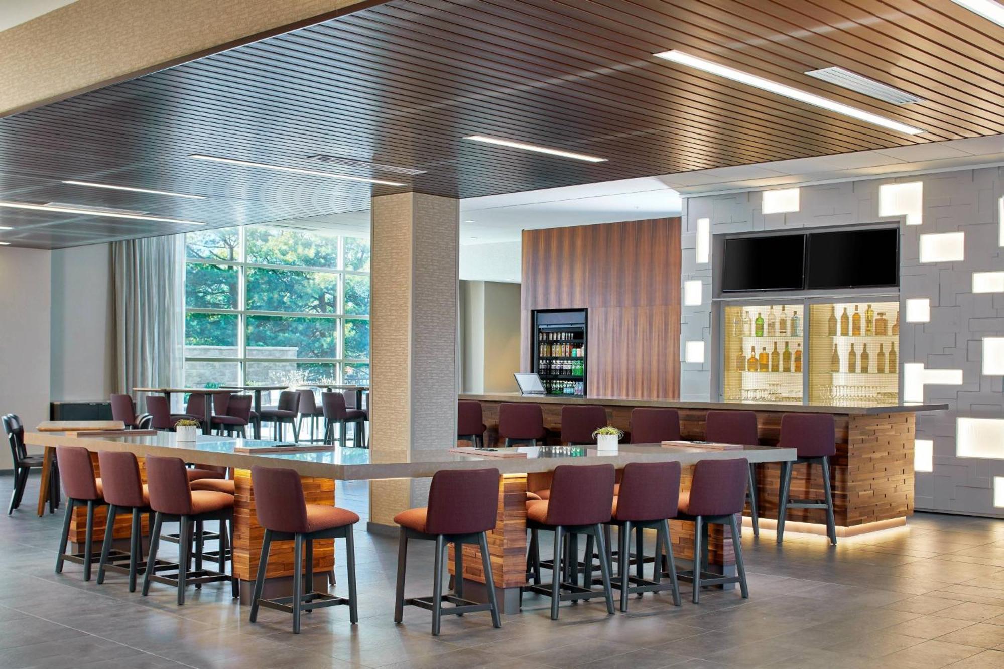 Courtyard By Marriott Airport